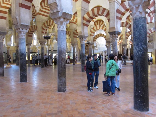 Turistas en el interior de la Mezquita-Catedral