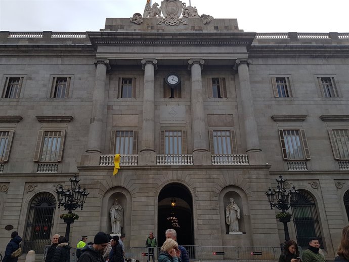 Lazo amarillo por los presos sobernistas en el Ayuntamiento de Barcelona