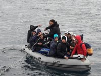 Rescatadas 32 personas que viajaban a bordo de una patera neumática en el mar de Alborán