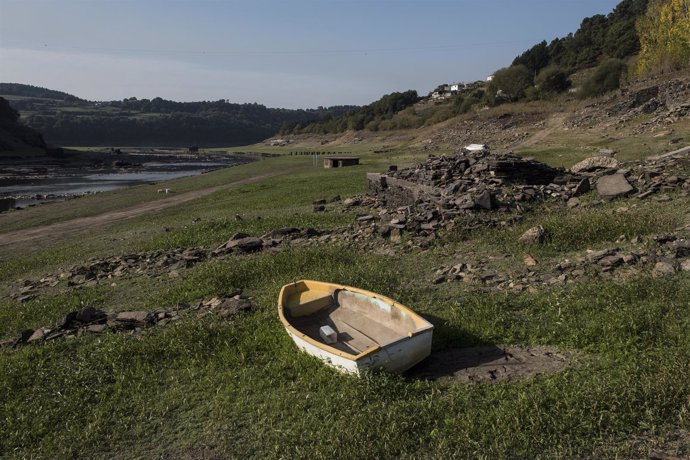 Greenpeace documenta la sequía en el Embalse Belesar en Portomarín, Lugo. 

 