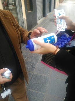 Reparto de kits higiénicos en Almería