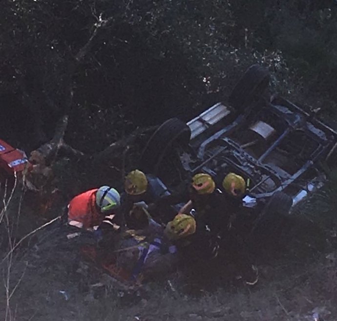 Bomberos rescate coche hombre talud barranco montes de málaga