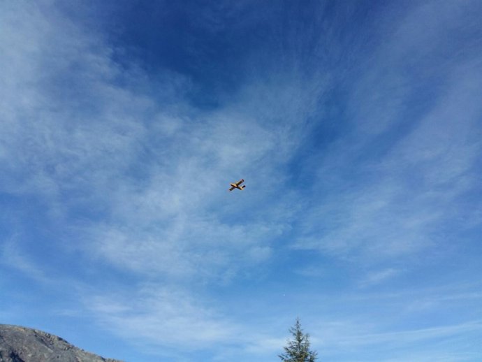 Uno de los aviones que han participado en la extinción