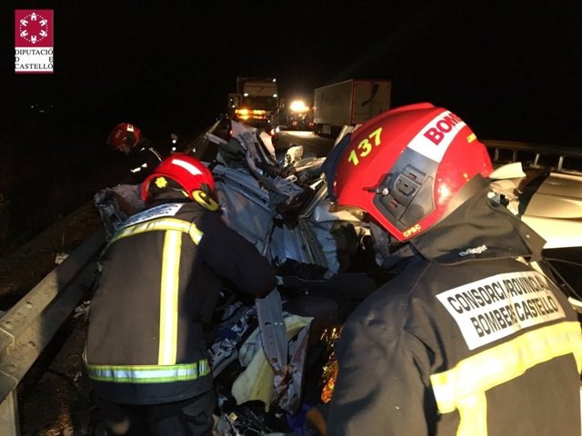 Los bomberos han rescatado a los heridos del coche