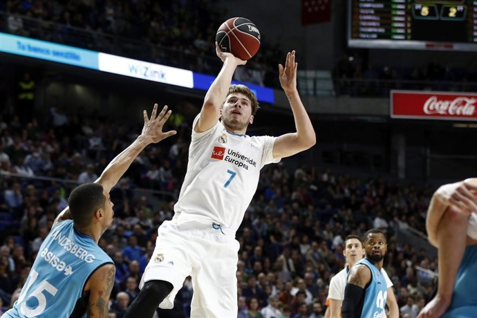 Doncic anota en el Real Madrid - Movistar Estudiantes