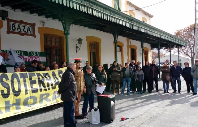 Concentración por el tren en Baza (Granada)