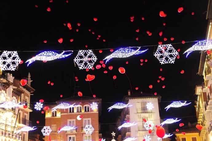 Globos rojos con forma de corazón en el fin de año en Teruel