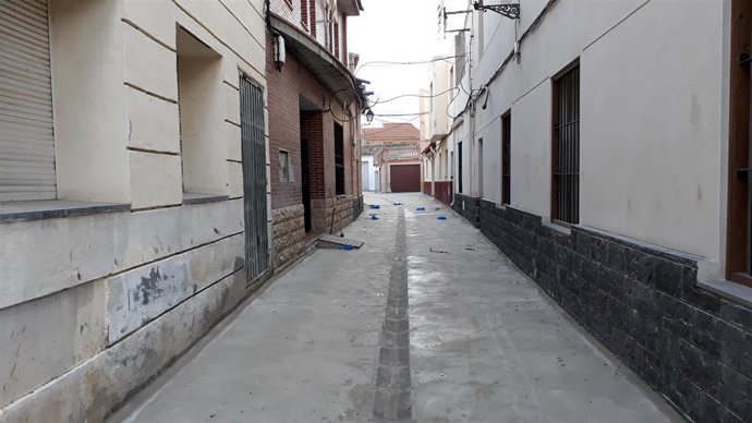 Finalizan las obras de renovación de la calle Llorente en Longares.