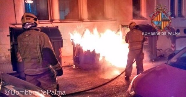 Bomberos de Palma sofocando el fuego de contenedores