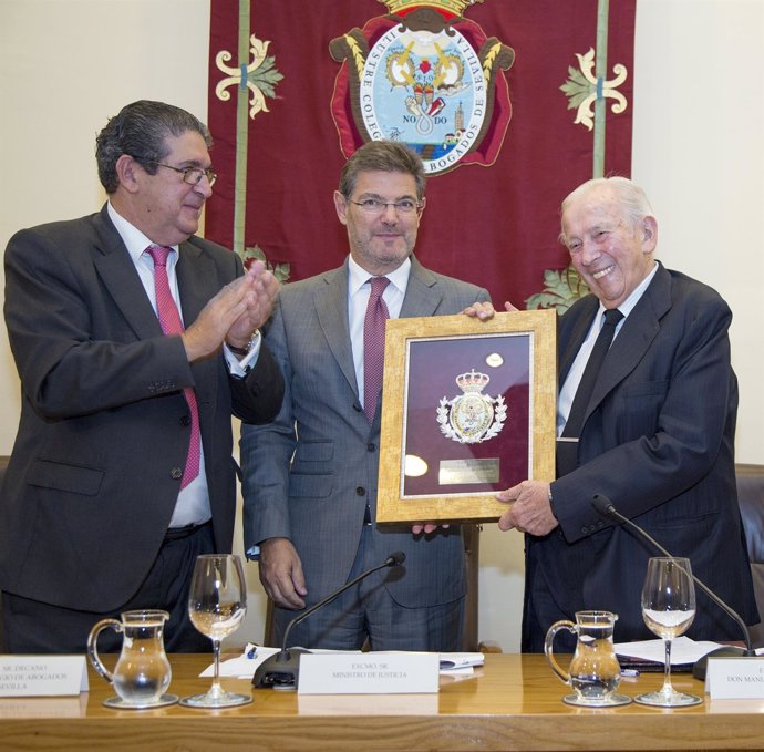 Olivencia al recibir la Medalla de Honor del Colegio de Abogados de Sevilla