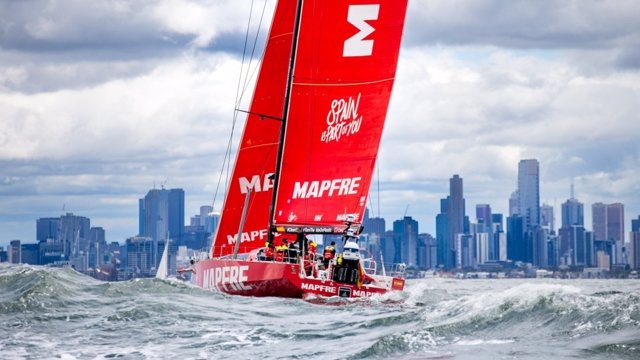 El MAPFRE navegando frente a la ciudad de Melbourne