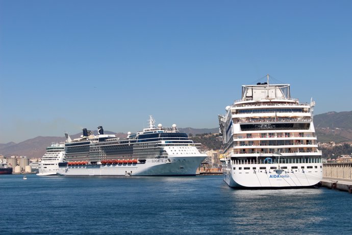 Tres buques de crucero en el puerto de Málaga 