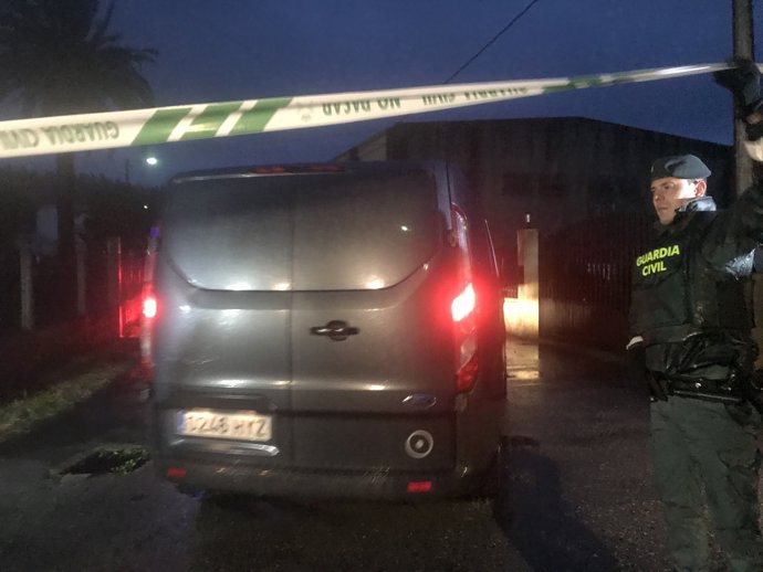 El cotxe fúnebre arriba a la nau on ha estat trobat el cos de Diana Que