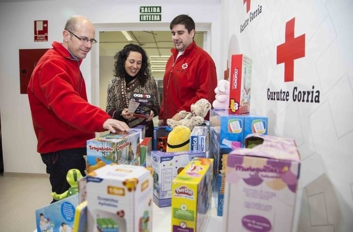 La directora de Kontsumobide entrega juguetes