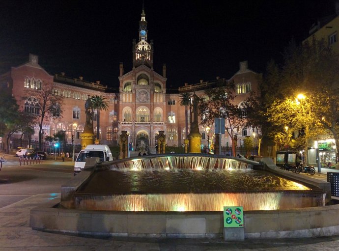 Font il·luminada de groc davant de l'Hospital de Sant Pau de Barcelona