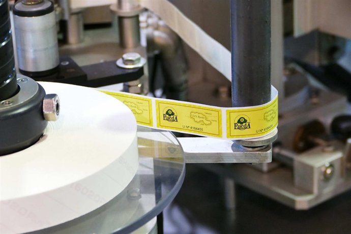 Imagen de la máquina que coloca las contraetiquetas de la DO Rueda