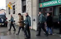 Detenidos cinco miembros de una banda por robar cien joyas y 3.000 euros en pisos