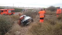 Rescatan a un conductor atrapado que volcó con su vehículo en Sagunt