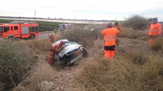 Hombre atrapadado en su coche en Sagunt