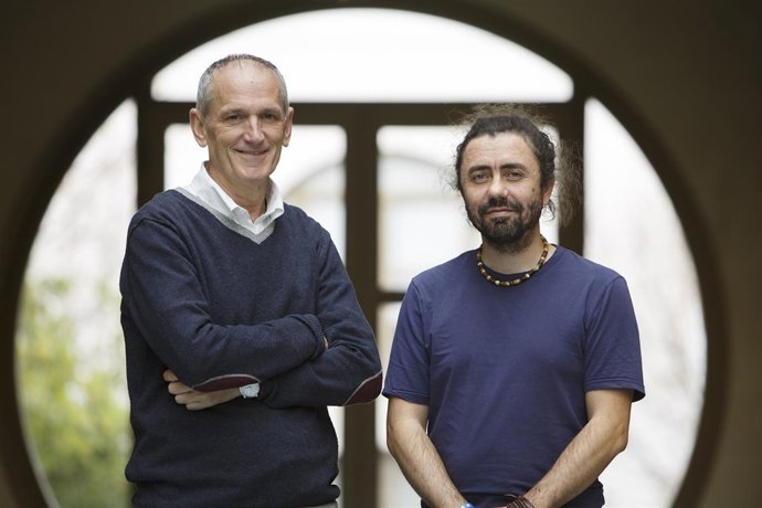Los investigadores Pablo Archel (izq.) y Javier Husillos.