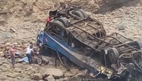 Al menos 36 personas fallecen al despeñarse un autobús por un barranco en Perú
