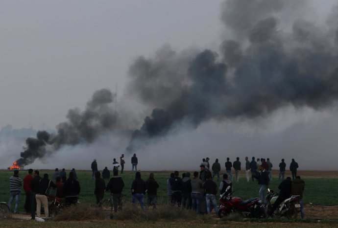 Palestinos durante enfrentamientos con las tropas israelíes