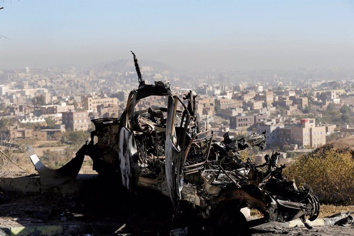 Restos de un vehículo tras un bombardeo aéreo en Saná
