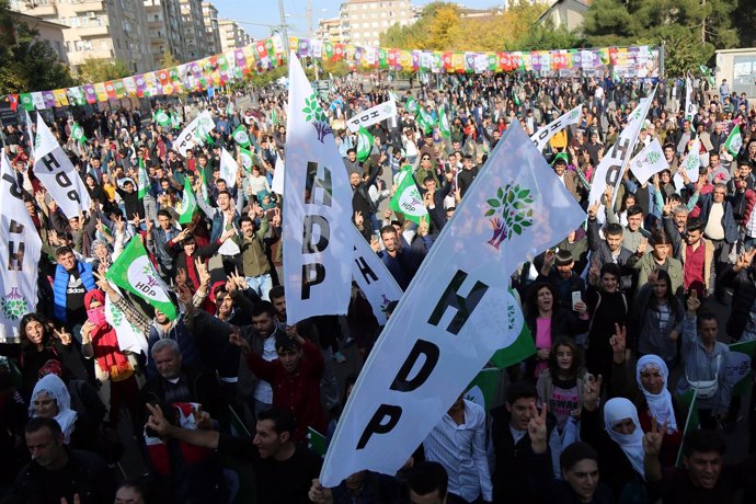Seguidores del  Partido Democrático de los Pueblos (HDP) en Diyarbakir.