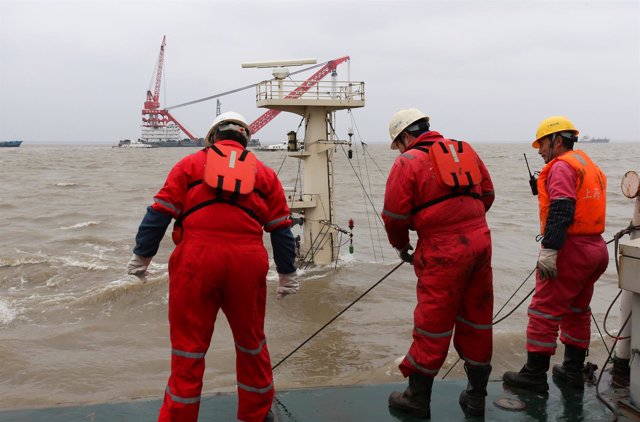 Equipos de rescate en un barco de rescate en Shanghái