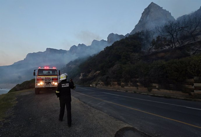 Un bombero vigila los incendios que arden a lo largo de la Montaña de la Mesa