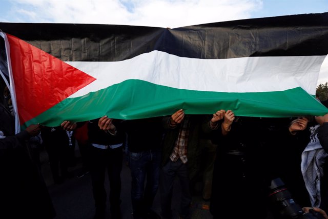 Bandera palestina durante una protesta en Amán