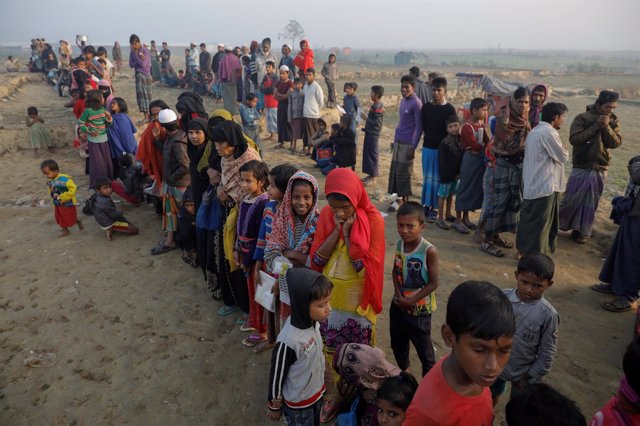 Refugiados rohingya esperan a recibir comida en Nayapara
