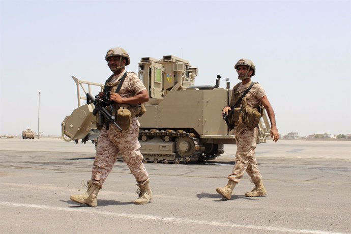 Soldados de Emiratos en el puerto de Adén