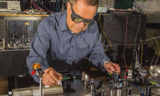 Dave Howe en el trabajo del proyecto de radio cuántica