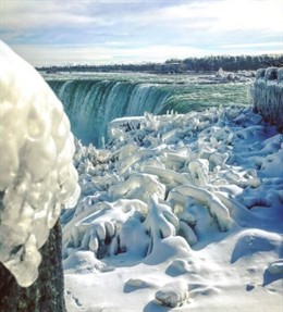 Las cataratas del Niágara heladas por el frío