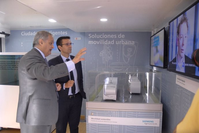 El alcalde Francisco Cuenca, en una muestra sobre soluciones tecnológicas