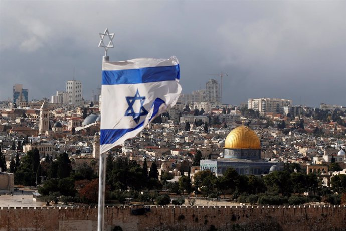 Bandera de Israel con Jerusalén al fondo