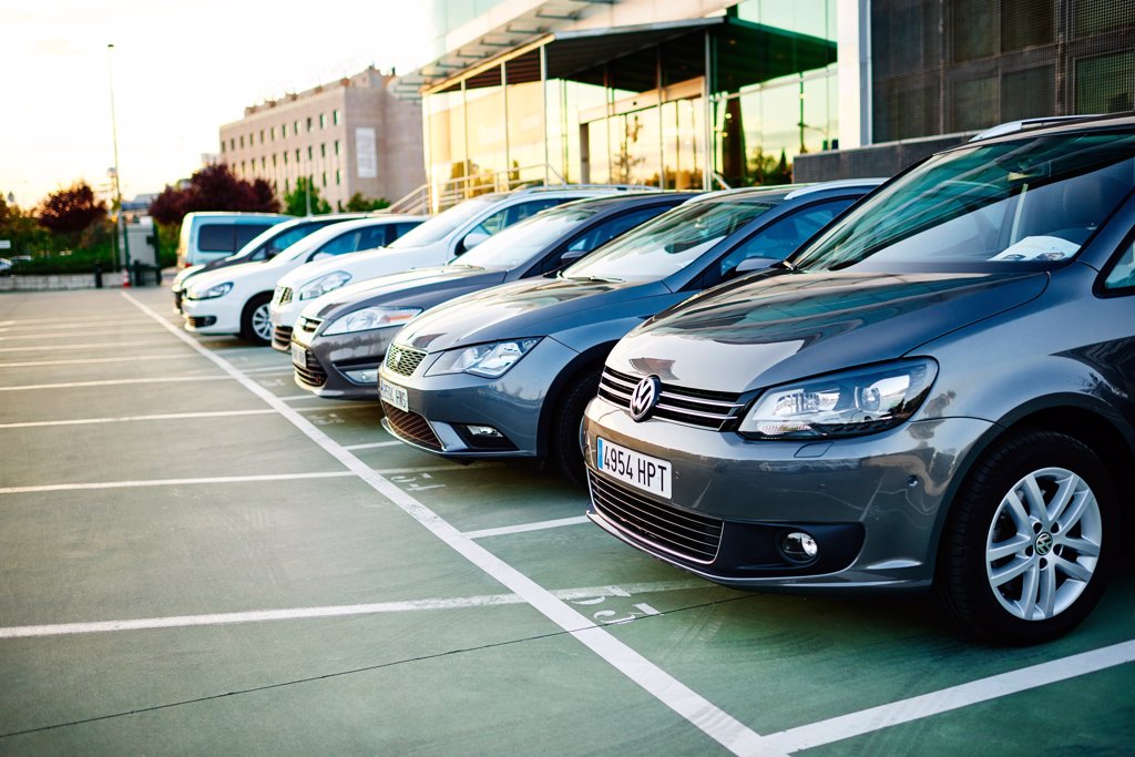 El renting invierte millones en la compra de coches en España en y matricula