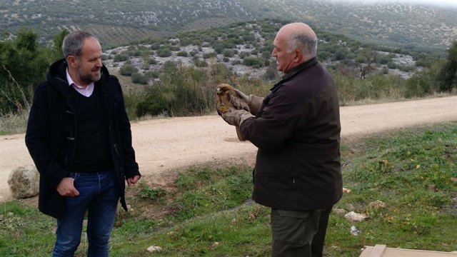 Algar (izda.) en la suelta de los ejemplares