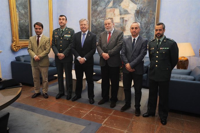 Autoridades durante el encuentro mantenido