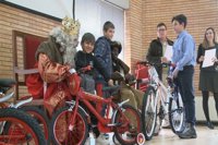 La Asociación Reyes Magos de Cáceres regala bicicletas a niños "de familias muy necesitadas" de la ciudad