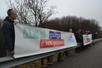 El BNG protesta contra los peajes de la AP-9 con gritos de "estafa" durante el acto de Rajoy en Santiago