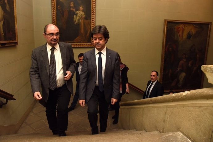 Javier Lambán llega al Ayuntamiento de Huesca, con el alcalde, Luis Felipe