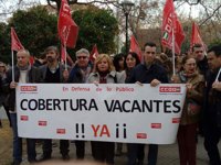Varias decenas de personas se concentran en Sevilla solicitando la cobertura de vacantes en guarderías