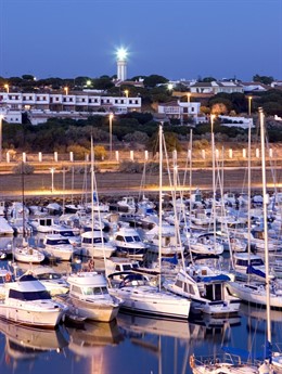 Junta licita por 180.000 euros mejoras en el alumbrado en el puerto de Mazagón.