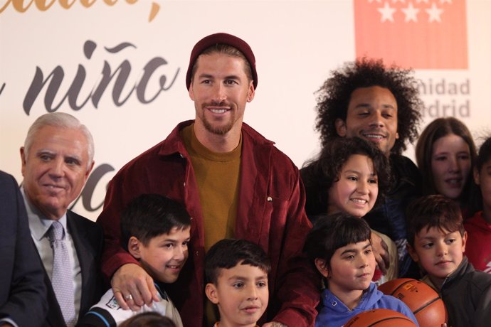 Sergio Ramos y Marcelo en la entrega de regalos a niños tutelados