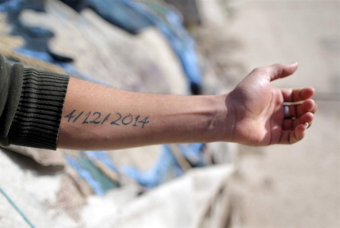 Mutassim al Misrati muestra el tatuaje con la fecha en la que perdió una pierna