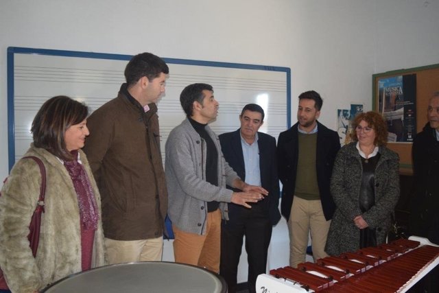 El delegado de Educación Huelva, Vicente Zarza, en el conservatorio de Valverde.