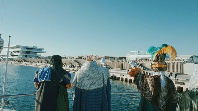 Los Reyes Magos llegan a la Marina de València desde el mar