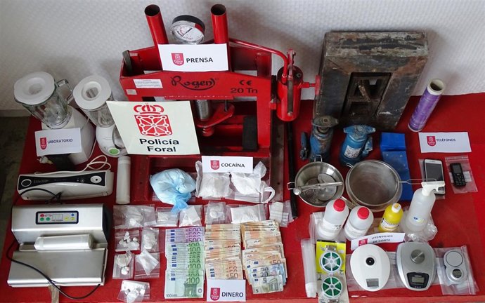 Sustancias, dinero y útiles incautados.